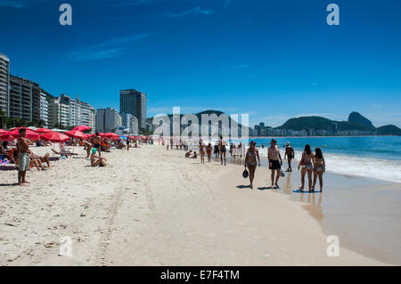 Sulla spiaggia di Copacabana, Rio de Janeiro, Brasile Foto Stock