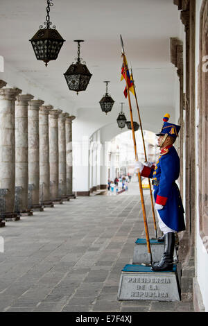 Palazzo di guardia all'entrata del Palazzo del Governo, Quito, Ecuador, Sud America Foto Stock