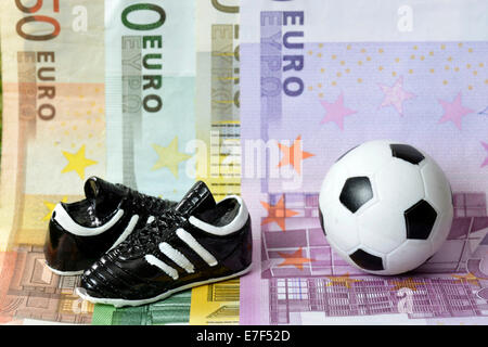 Le banconote in euro, scarpe da calcio, calcio Foto Stock