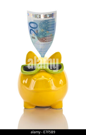 Venti euro banconota inserita in un salvadanaio con occhiali da sole Foto Stock