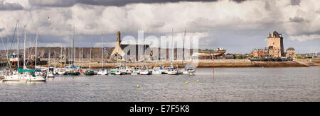 Porto di Camaret-sur-Mer con Tour Vauban e la cappella di Notre-dame de Rocamadour, dipartimento del Finistère, Brittany, Francia Foto Stock