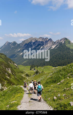 Gli escursionisti escursionismo al di sopra delle Alpi Laguz e Breithorn Mountain, Großes Walsertal Riserva della Biosfera, Vorarlberg, Austria Foto Stock