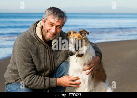 Cane o russo Wolfhound, con un uomo di mare, Toscana, Italia Foto Stock