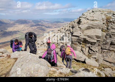 Scrambling gli escursionisti su roccia su Carnedd Moel Siabod cresta superiore nelle montagne del Parco Nazionale di Snowdonia (Eryri) sopra Capel Curig, Galles del Nord, Regno Unito Foto Stock