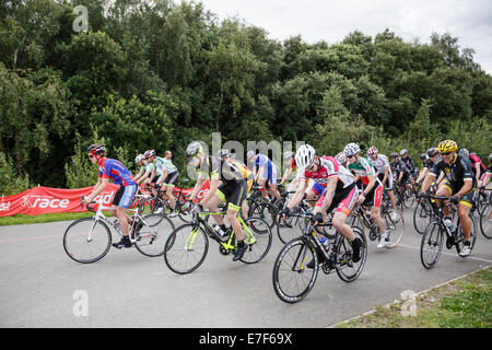 Uomini Criterium bike race piloti l'impostazione off la partenza da fermo organizzato dalla British Escursioni in bicicletta a Fowlmead Country Park Kent REGNO UNITO Foto Stock