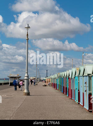 Cabine sulla spiaggia, sulla Western Esplanade a Brighton e Hove Foto Stock