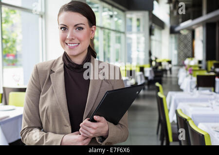 Imprenditrice caucasici in piedi in ristorante Foto Stock