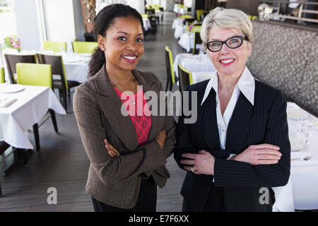 Imprenditrici sorridente insieme nel ristorante Foto Stock