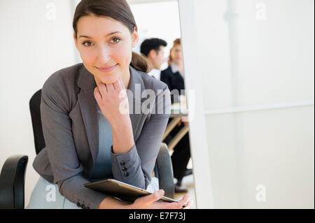 Imprenditrice sorridente in ufficio Foto Stock