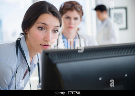 I medici di usare il computer in ufficio Foto Stock