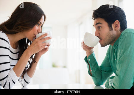 Paio di bere caffè insieme Foto Stock