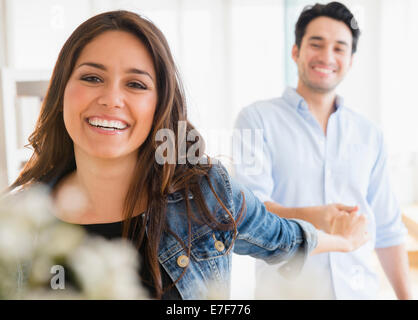 Donna tirando la mano del fidanzato Foto Stock