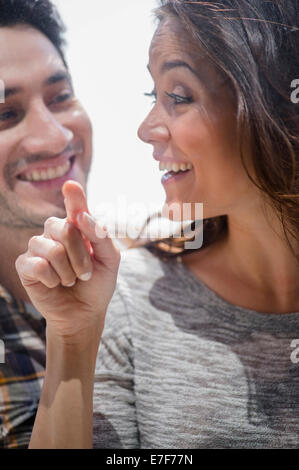 Coppia sorridente window shopping insieme Foto Stock