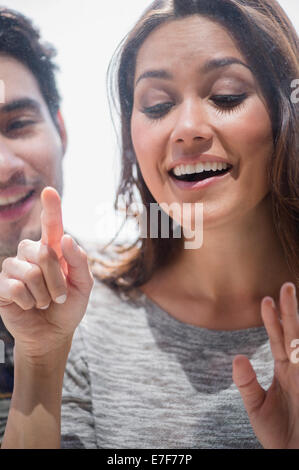 Coppia sorridente window shopping insieme Foto Stock