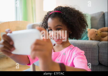 African American Girl di scattare le foto con il telefono cellulare Foto Stock