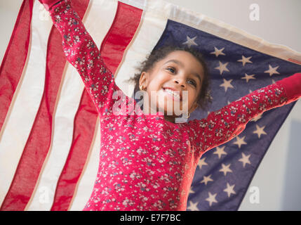 African American Girl giocare con United States Flag Foto Stock