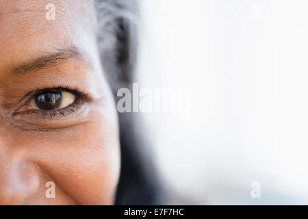 Close up di razza mista donna's eye Foto Stock