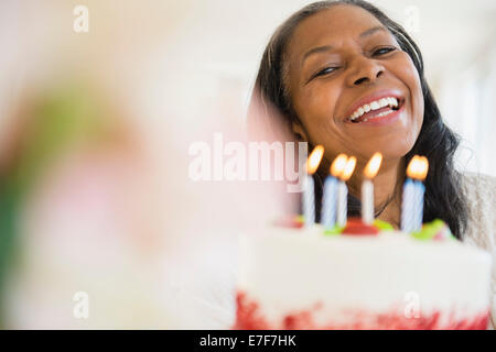 Razza mista donna festeggia il compleanno Foto Stock