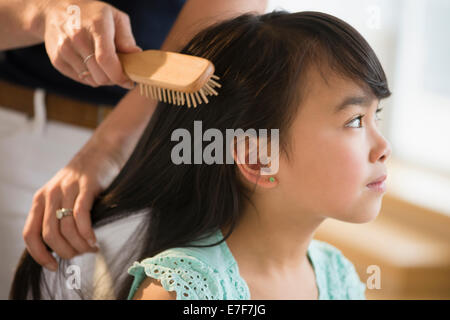 Madre figlia di spazzolatura dei capelli Foto Stock