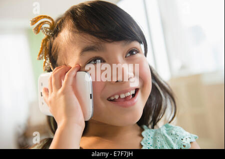 Ragazza filippina parlando al cellulare Foto Stock