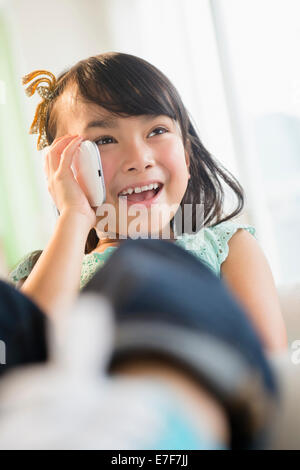 Ragazza filippina parlando al cellulare Foto Stock