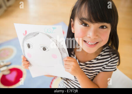 Ragazza filippina visualizzando il disegno in camera da letto Foto Stock