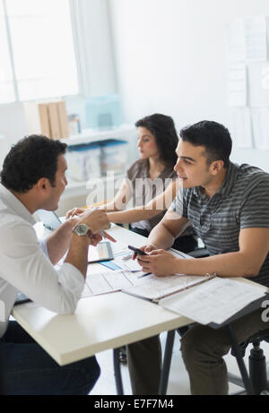 Business ispanica di persone che lavorano insieme in ufficio Foto Stock