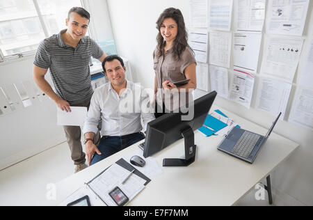 Business ispanica gente sorridente in ufficio Foto Stock