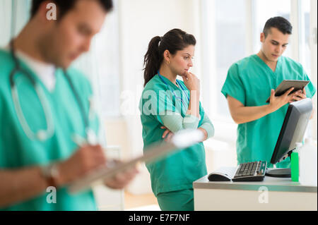 Ispanico infermieri lavorano in ospedale Foto Stock