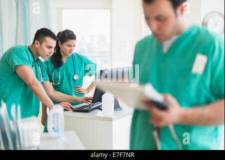 Ispanico infermieri lavorano in ospedale Foto Stock