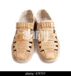 Coppia di sandali marrone scarpe isolati su sfondo bianco Foto Stock