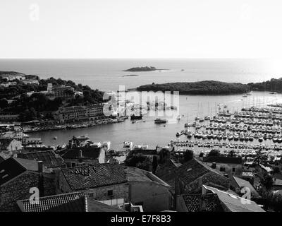 Vrsar porta. Sia la vecchia che la nuova città si vede, insieme con parcheggiato barche e yacht Foto Stock