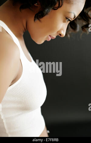 African American donna che guarda in basso Foto Stock