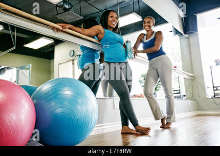 Le donne parlano in studio di yoga Foto Stock