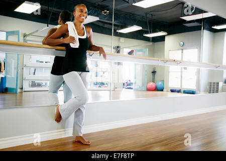 Donna rilassante in studio di yoga Foto Stock