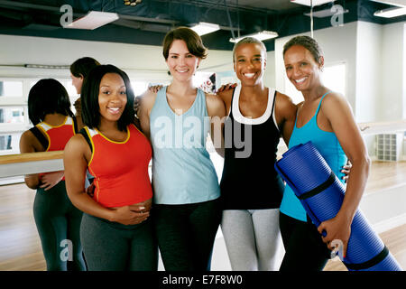 Donna sorridente insieme in studio di yoga Foto Stock