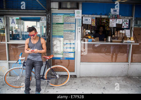 Cool dude al di fuori del chiosco caffetteria bike sfumature di telefono Foto Stock