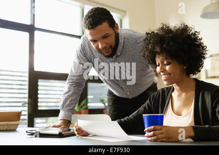 La gente di affari che lavorano insieme in ufficio Foto Stock