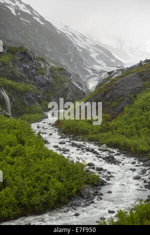 Rocky River che scorre attraverso montagne coperte di neve, Anchorage, Alaska Denali National Park, Stati Uniti Foto Stock