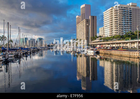 La città e il porto si riflette nella baia di urban, Honolulu, Hawaii, Stati Uniti Foto Stock