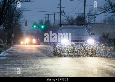 Guida auto sulla neve strada urbana di notte Foto Stock