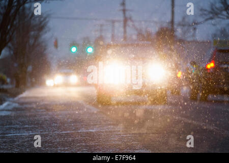 Guida auto sulla neve strada urbana di notte Foto Stock