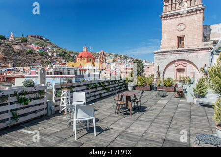 Caffetteria sul tetto con vista cityscape, Guanajuato, Guanajuato, Messico Foto Stock