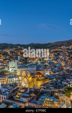 Vista aerea di Guanajuato cityscape illuminata di notte, Guanajuato, Messico Foto Stock