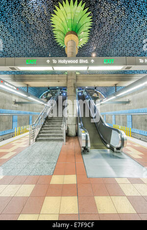 Pilastri ornati, escalator e bobine di film sul soffitto nella stazione della metropolitana di Los Angeles, California, Stati Uniti Foto Stock