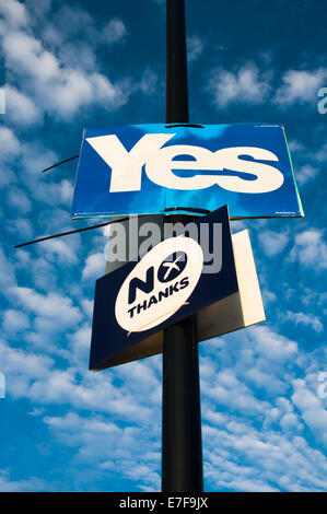 Sì e No segni visualizzati su una lampada posta in Portree, isola di Skye davanti alla scozzese referendum di indipendenza Foto Stock