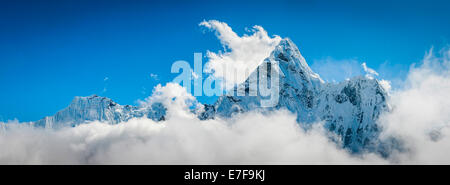 Nuvole attorno montagne innevate, Tengboche, Khumbu, in Nepal Foto Stock
