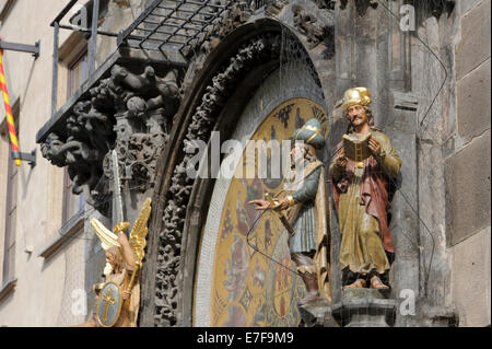 Piccole sculture colorate di fronte al famoso Orologio Astronomico di Praga, Repubblica Ceca. Foto Stock