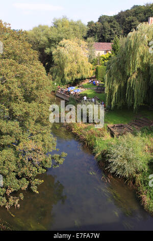 Avoncliff WILTSHIRE REGNO UNITO il giardino della birra della Croce pistole pub lungo il fiume Avon Foto Stock