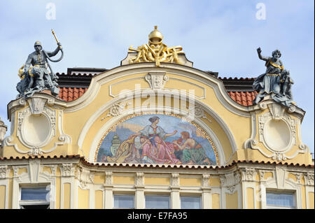 Un tradizionale edificio ornato con sculture e affreschi sulla parete esterna, Praga, Repubblica Ceca. Foto Stock